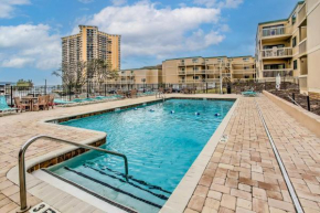 Walk to Beach and Pier Myrtle Beach Getaway with Deck